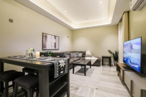 Stylish 3 Bedroom unit w Self Check In, Balcony and Luandary